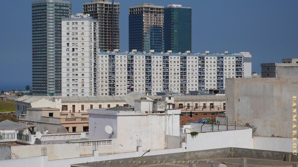 ORAN MARS 2012 38 Cite Jean de la Fontaine Derriere , nouvelles constructions.JPG